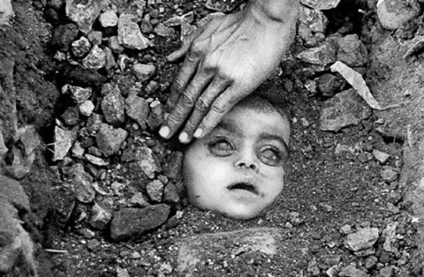 Thảm họa khí Bhopal, Ấn Độ. Đêm ngày 2 và 3/12/1984, một lượng lớn nước được đưa vào thùng chứa 610, đang chứa 42 tấn Methyl isocyanate. Phản ứng tỏa nhiệt xảy ra làm nhiệt độ bên trong thùng chứa tăng lên vượt 200°C và áp suất các thùng chứa MIC bị giải phóng bất ngờ và thải ra một lượng lớn khí độc vào không khí lan toả toàn bộ khu vực xung quanh giết chết hàng chục ngàn người. Hình ảnh bé gái bị chôn vùi trong đống đổ nát này đã khiến toàn thế giới giật mình.