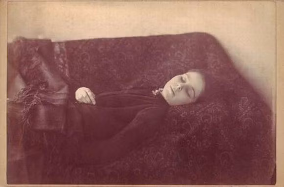 Loana Constantinescu Bức ảnh đặc biệt trên chụp một cô gái qua đời khi tuổi đời còn trẻ. Nó có thể không để lại nhiều ấn tượng nếu nhân vật trong đó không phải là Loana Constantinescu (hay còn được gọi là Loana the Bloodthirster). Theo các thông tin thì Loana là một người khát máu từ khi còn rất trẻ. Cô tin rằng việc uống máu người, đặc biệt là máu của bản thân sẽ mang đến những sức mạnh siêu nhiên. Cuối cùng, Loana đã vô tình tự tử khi uống một lượng máu quá lớn của bản thân.