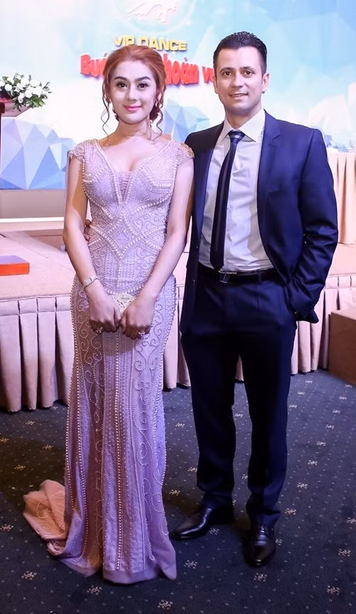 Mới đây nhất, khi xuất hiện trong buổi họp báo ra mắt dàn thí sinh Bước nhảy Hoàn vũ - Vip dance 2016, Lâm Chi Khanh một lần nữa khiến công chúng ngỡ ngàng với vẻ ngoài nữ tính nhưng gương mặt có nhiều nét khác lạ. “Công chúa” họ Lâm diện váy dạ hội gợi cảm nổi bật với chiếc cằm V-line thon gọn cùng sống mũi cao. Nhiều người cho rằng nữ ca sĩ đã đi “đại tu” lại nhan sắc trước khi quay trở lại sóng truyền hình.