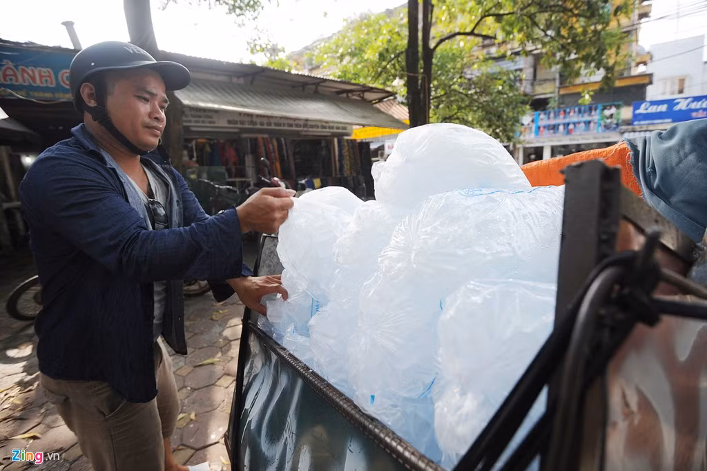 Đá lạnh cũng được tiêu thụ mạnh cho các quán bia, trà đá, nhà hàng...