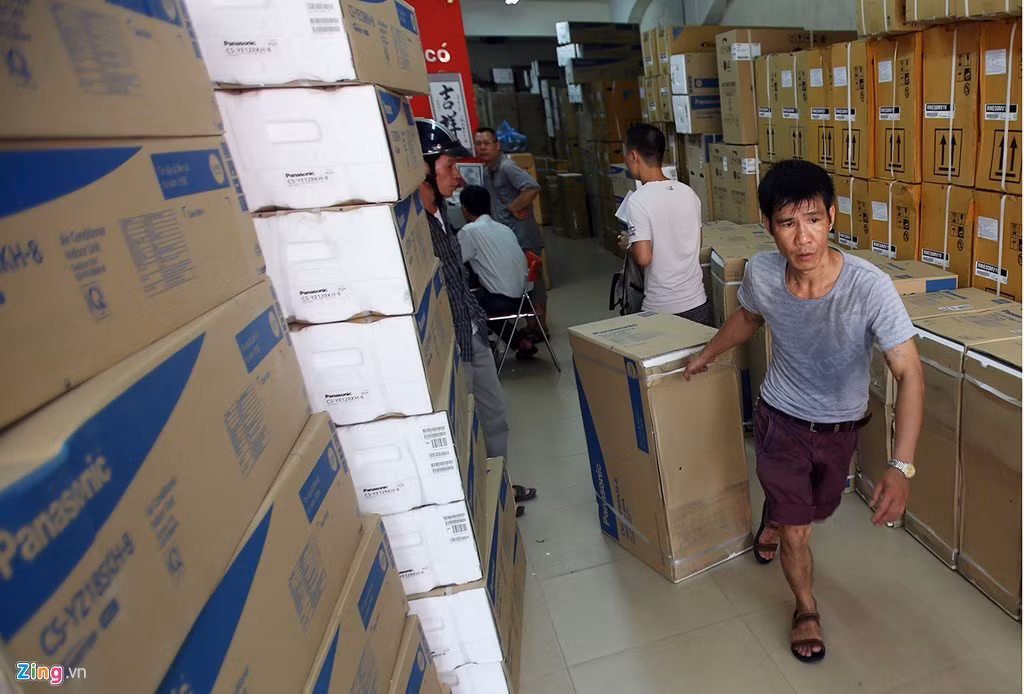 Hà Nội trở lại những ngày nắng nóng cao điểm. Các cửa hàng bán quạt và điều hòa trên đường Tôn Đức Thắng (Hà Nội) rất đông khách. Người quản lý tại đây cho biết, liên tục có khách gọi điện đặt hàng. Sản phẩm được đặt mua nhiều nhất là các thiết bị giải nhiệt như quạt phun sương, điều hòa hai chiều.