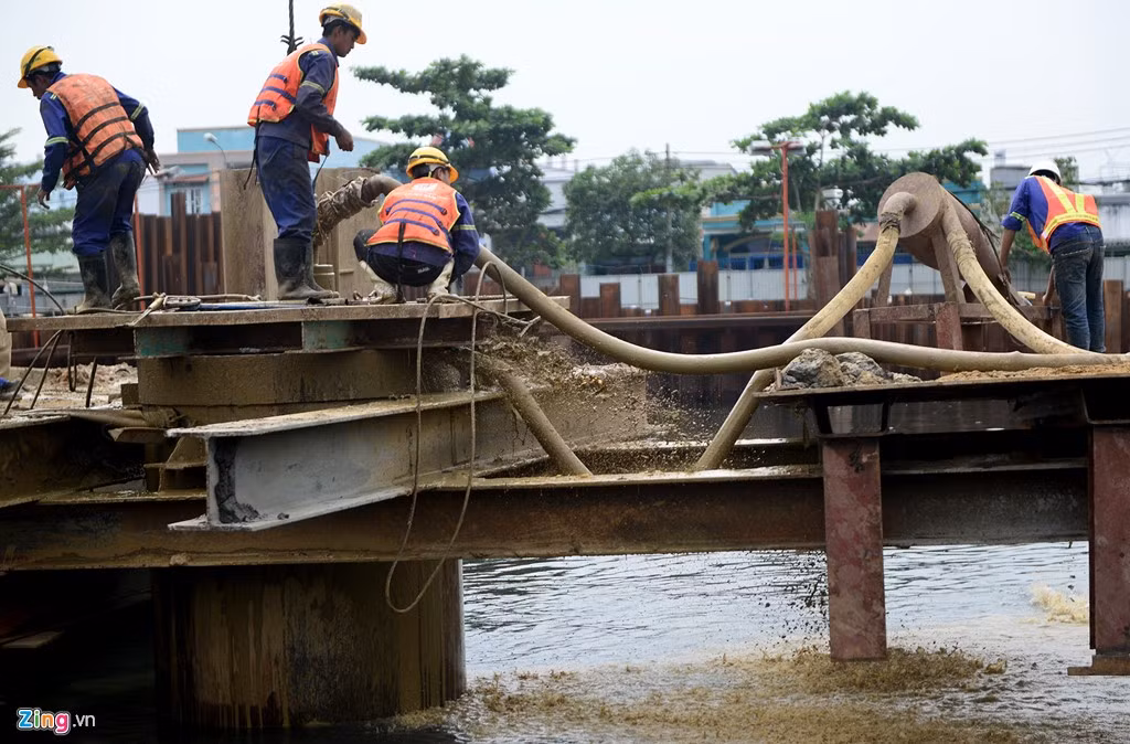 Trên các công trường, hầu như các bộ phận, khu vực thi công đều hoạt động hối hả, tiếng máy móc rền vang khắp khu vực. Chủ đầu tư cho biết số lượng kỹ sư, nhân công được huy động thi công toàn bộ các công trình là 1.450 người và thực hiện 3 ca liên tục.