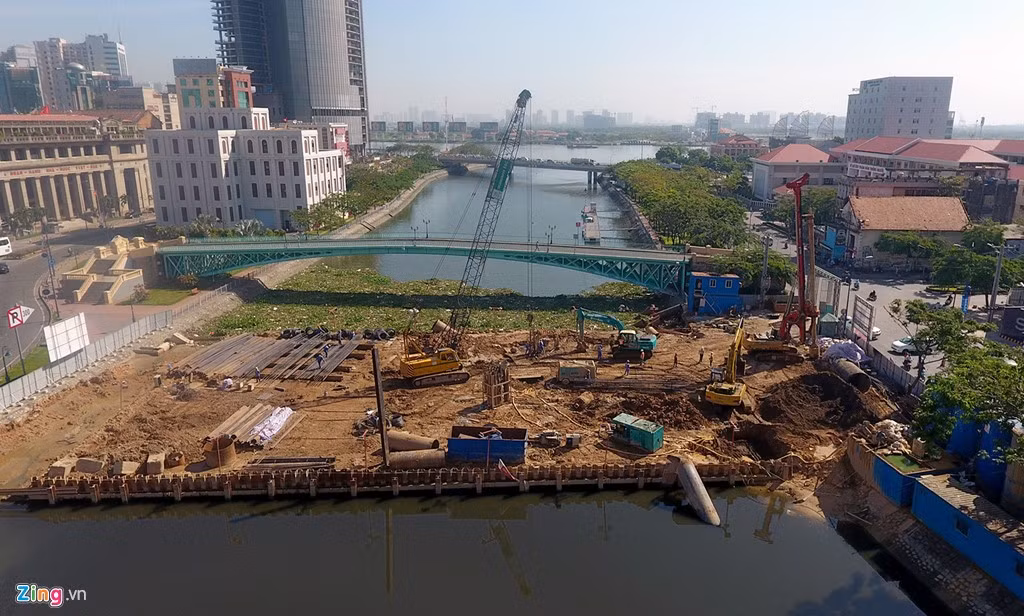 Công trình cống ngăn triều Bến Nghé nằm bên cầu Móng ở quận 1 và 4 đã hoàn thành ngăn dòng, chuẩn bị thi công. Bên cạnh cống này còn được xây dựng một trạm bơm có công suất 12 m3/giây.