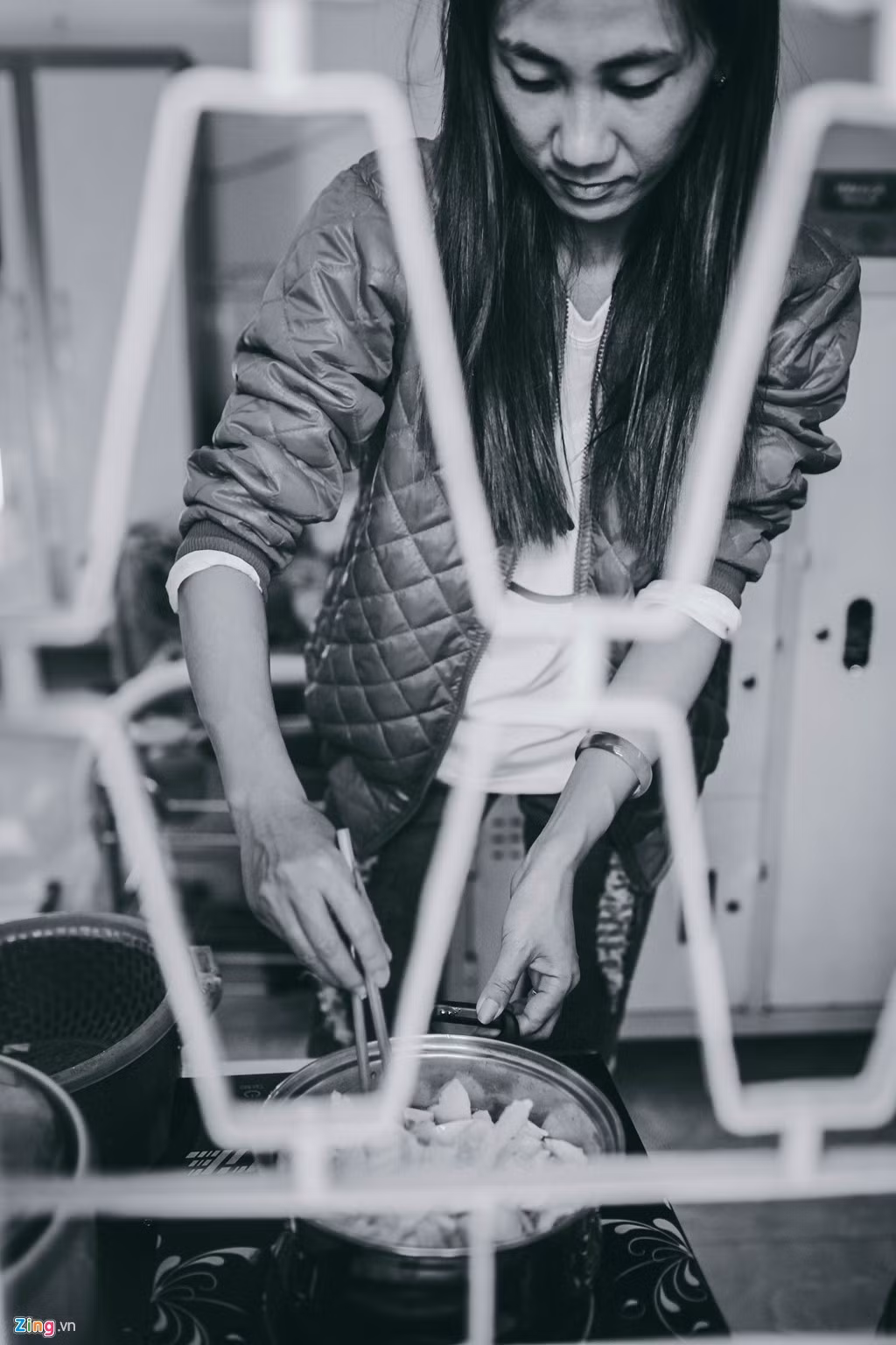 Căn nhà neo đơn của hai vợ chồng đôi lúc ấm cúng hơn vì có cô hàng xóm tên Hằng sang giúp nấu ăn, dọn dẹp, giặt giũ, phơi đồ.