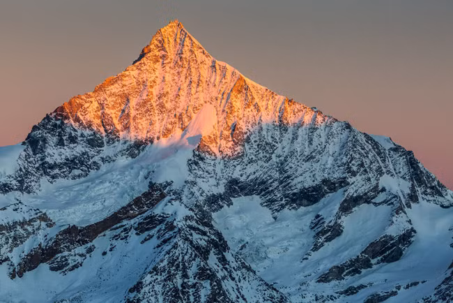 Bình minh tại núi Weisshorn.