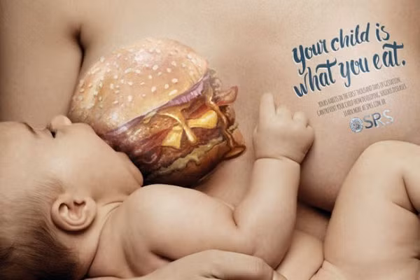 Hình ảnh mẹ da vàng và bé với bầu ngực vẽ hình chiếc bánh hamburger. Ảnh: Raul Krebs