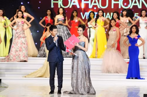 Phan Anh và Ngọc Diễm trong đêm chung kết Hoa hậu Hoàn vũ Việt Nam 2015.