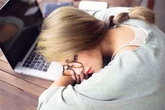 Cô nàng “ngủ gật” xinh như Tây Thi: Bức hình cô gái “ngủ gật” được một bạn nam chụp lại khi xuống căng tin của trường:“Ôi ,cả đời em chưa từng gặp người con gái nào mà ngủ tít thò lò lại có thể đẹp tuyệt trần như Tây Thi tái thế. Sẵn tiện theo máy ảnh nên em đứng gần bắn luôn một kiểu. Xin nhờ fanpage đăng cho giúp cho em để xin link Facebook bạn ấy với”.