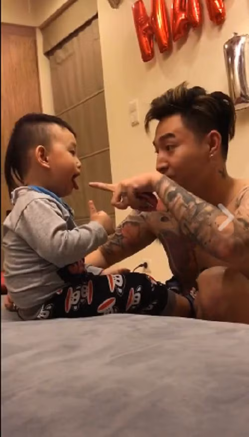Theo những gì diễn ra trong đoạn clip cho thấy anh S.H đang cho con trai ăn kẹo, thế nhưng anh đã dùng những "chiêu trò" khiến bé trai không được ăn kẹo mà vẫn phải thừa nhận rằng "kẹo rất ngon" và miệng thì nhai nhai như... có kẹo ở trong miệng.- Ba lấy kẹo nhá, há nào, ngon không? Con ngậm trong mồm rồi con gì. - Anh S.H nói chuyện trước phản ứng bối rối của con trai. Trong khi đó bé trai vẫn một mực nói rằng mình chưa được viên kẹo nào.