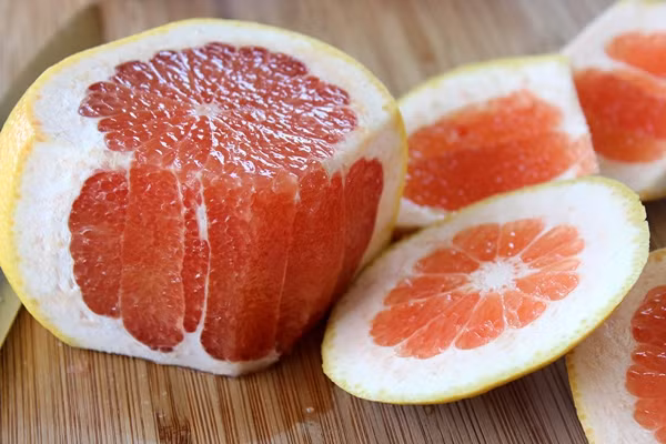 4. Nước ép bưởi Góp mặt trong danh sách những loại thức uống giảm cân cấp tốc dĩ nhiên không thể thiếu món nước bưởi ép thơm ngon và có công dụng giảm mỡ cực kì nhanh chóng. Lượng vitamin C dồi dào và nhiều khoáng chất khác có trong bưởi sẽ giúp bạn sở hữu một làn da mịn màng sáng đẹp và một thân hình thon gọn, chắc khỏe.