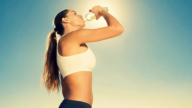 3. Nước lạnh Nước lạnh có tác dụng giảm mỡ bụng vì nó có khả năng kích thích cơ thể đốt cháy calo nhiều hơn nhằm điều hòa thân nhiệt ở mức bình thường. Việc đốt cháy năng lượng này nếu diễn ra đều đặn, thường xuyên và đúng cách sẽ khiến bạn giảm đáng kể lượng mỡ vùng bụng hay bất kỳ vị trí nào trên cơ thể.