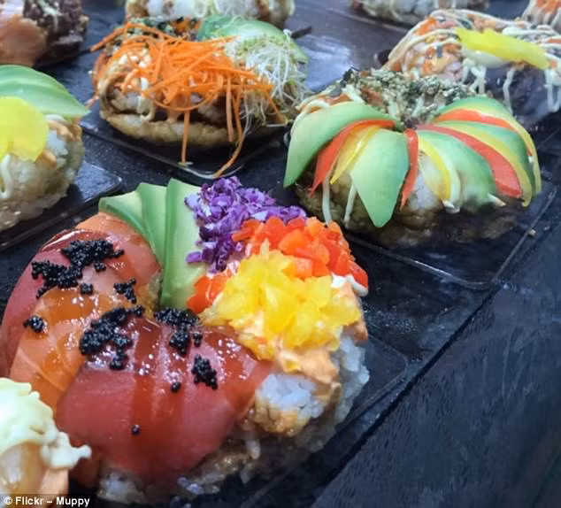 Những chiếc sushi doughnut này là một hiện tượng ở các chợ của Sydney, Australia. Thay vì được làm từ bột và các loại đường, kẹo thông thường, bánh doughnut này được là từ cơm, cá và bơ.