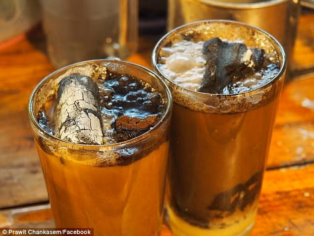 Đến thành phố Yogyakarta ở Indonesia, bạn có thể thử Kopi Joss - cà phê với một cục than nóng đỏ. Món đồ uống này ra đời vào thập niên 60, được cho là có tác dụng xoa dịu các bệnh về dạ dày.