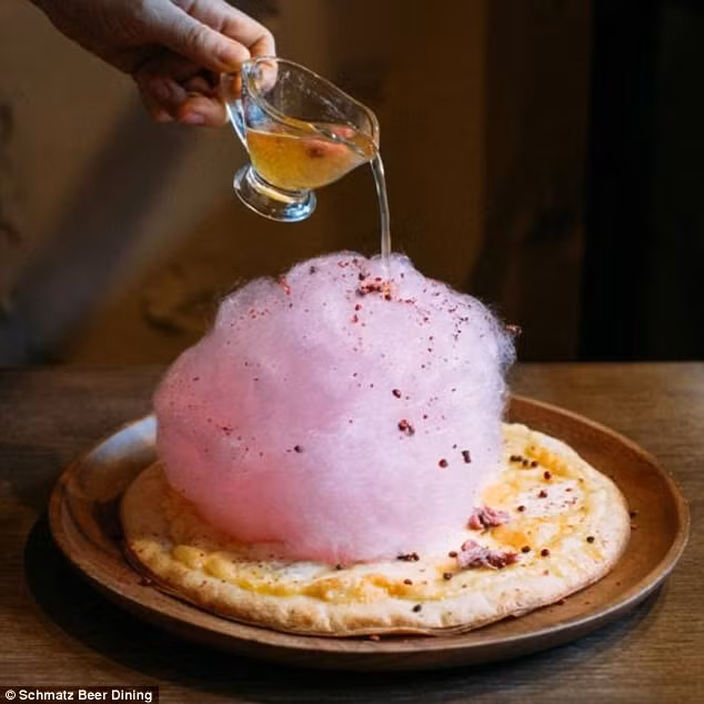 Schmatz Beer Dining, một nhà hàng Đức ở Tokyo, Nhật Bản, cho kem bông và si-rô lên trên pizza phô mai.