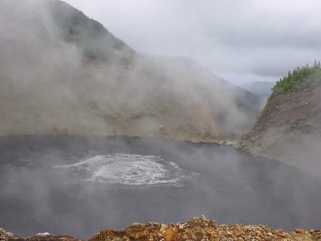 Hồ “nước sôi” (Boiling Lake) nằm trên miệng một ngọn núi lửa ở vườn quốc gia Morne Trois Pitons, Dominica. Vì thế, nước của hồ luôn trong tình trạng “sôi sùng sục” với nhiệt độ dao động từ 70-90 độ C. Ảnh: Antoine Hubert.