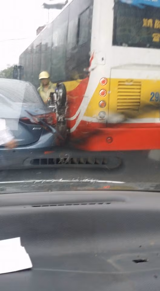 Ket cung giua 2 o to vi co bon chen khi duong tac