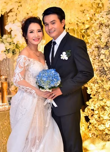 Tối 16/10, hình ảnh Cao Minh Đạt lấy vợ ở tuổi 41 gây nhiều bất ngờ đối với khán giả, vợ của anh tên Thanh Trúc - không làm trong lĩnh vực nghệ thuật. Bởi trước đây anh là người khá kín tiếng, và chuyện tình cảm vẫn được xem là một điều bí mật.