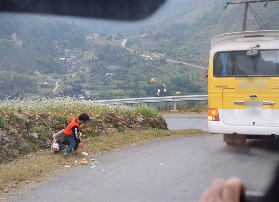 Anh Hòa bám theo chiếc xe này khoảng 5km nhưng họ không hề có ý định dừng lại. Đặc biệt, bất chấp đường hẹp hay rộng, xe đi nhanh hay đi chậm, những người trên xe vẫn vô tư ném quà xuống đường còn các em nhỏ chạy lại tranh nhau nhặt quà, bất chấp việc có cả những chiếc xe máy lao tới từ chiều người lại. Dù phải đối mặt với nhiều nguy hiểm nhưng những đứa trẻ vùng cao vẫn rất ngây thơ và hồ hởi với những món quà mà các vị khách phương xa mang tới.
