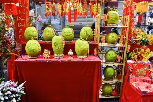 Với giá thành tương đối cao, nhưng nhiều người vẫn chọn mua những quả dừa đặc biệt này về trưng bày trong nhà chơi Tết.