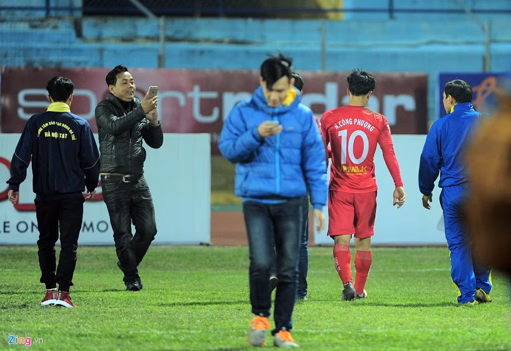 Các CĐV vẫn tranh thủ chụp hình Công Phượng dù anh nhăn nhó vì bị đau.