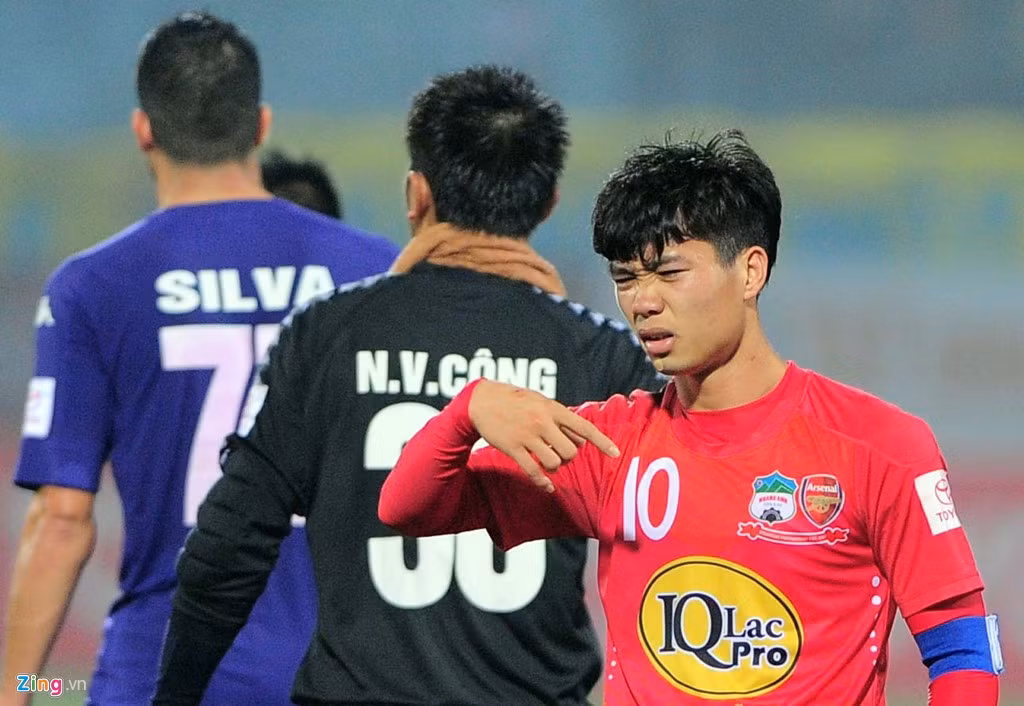 Anh tỏ ra đau đớn với vết thương vùng ngực. Bác sĩ đội HAGL cho biết đó là một pha đối thủ thúc vai vào ngực Công Phượng dẫn đến khó thở.