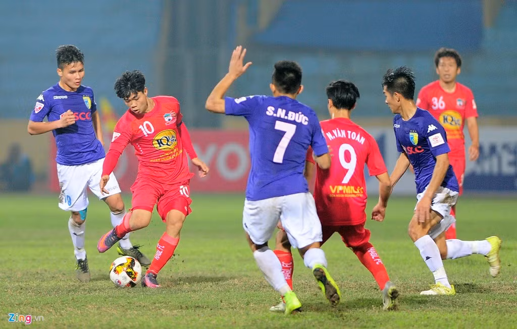 Sự phối hợp giữa Công Phượng và Văn Toàn rất đơn giản và dễ dàng bị đối thủ bắt bài.