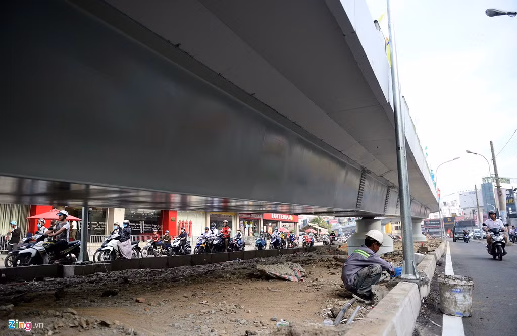 Ngoài ra, còn có các tuyến đường ra - vào và mở rộng lòng đường ở hai bên hông cầu vượt, các đảo phân làn, hệ thống biển báo, chiếu sáng…