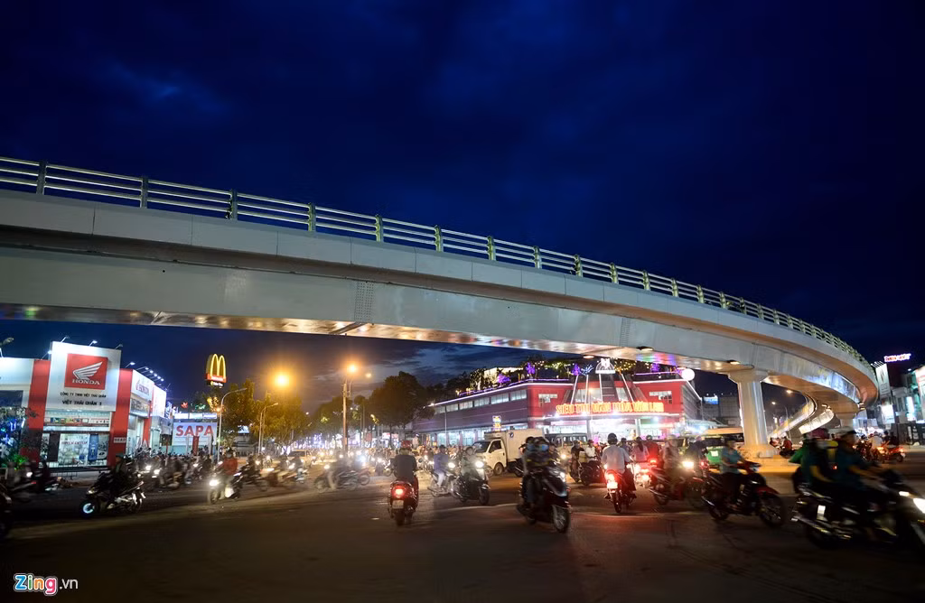 Hình cảnh nhánh cầu uốn lượn khá mềm mại vào ban đêm.