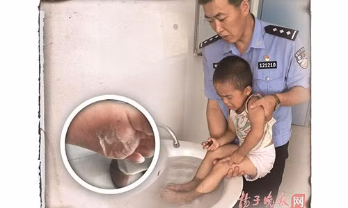 Be 3 tuoi di chan tran tim me tren mat duong nhua 59 do