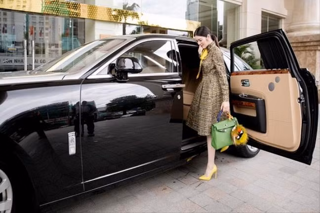 Thêm vào đó là chiếc Roll-Royce trị giá hàng trăm tỷ đồng.