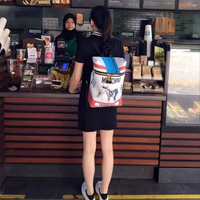 Style đời thường của cô Kỳ càng không thể thiếu mới đồ hiệu đắt đỏ, chẳng hạn chiếc ba lô của nhà Moschino trị giá 125 triệu đồng.