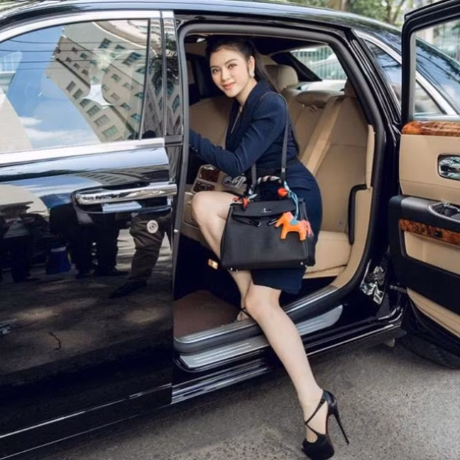 Người đẹp Lý Nhã Kỳ là khách hàng thân thuộc của rất nhiều thương hiệu thời trang lớn, như Chanel, Gucci, Louis Vuitton... và thường xuyên được mời đến dự show diễn của các nhà mốt lớn.
