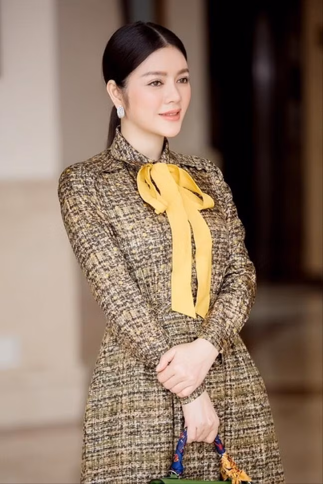 Những trang phục xa xỉ Cũng như mọi lần xuất hiện, người đẹp Lý Nhã Kỳ gây ấn tượng với chiếc đầm màu rêu bằng vải tweed của Dice Kayek và chiếc túi xách Hermes đắt giá, điểm nhấn là túm tua rua của nhà Fendi trị giá 500 triệu đồng.