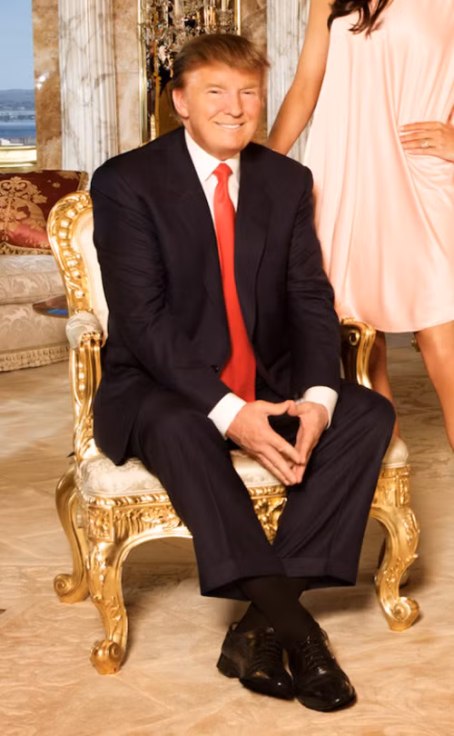 Trump ngồi trên chiếc ghế Louis XV sang trọng.