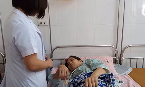 Người phụ nữ mang khối u khủng 15 kg, như mang thai 9 tháng Nguoi phu nu mang khoi u khung 15 kg, nhu mang thai 9 thang