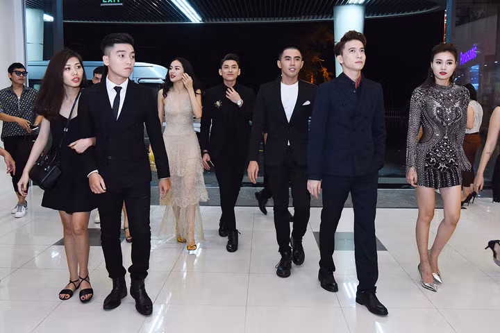 Dù mưa bão song dàn diễn viên trẻ của "Tấm Cám" vẫn tươi tắn ngay khi xuống xe gặp khán giả.