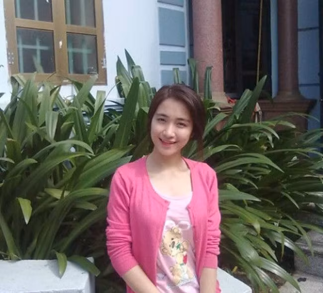 Ngôi nhà của Hòa Minzy ở quê được bao quanh bởi nhiều loại cây.