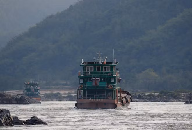 Một tàu hàng Trung Quốc di chuyển trên sông Mekong.