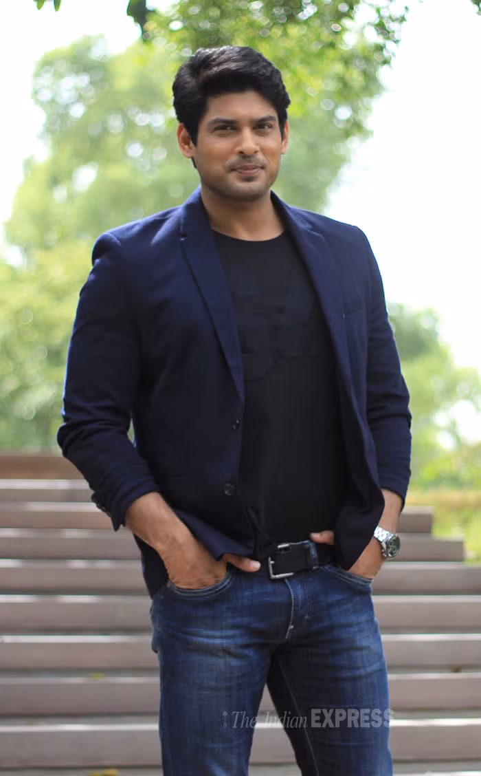 Trước khi đến với màn ảnh, Siddharth Shukla là một người mẫu có tiếng ở Ấn Độ. “Shiv” sở hữu thân hình cường tráng, cao to và gương mặt nam tính.