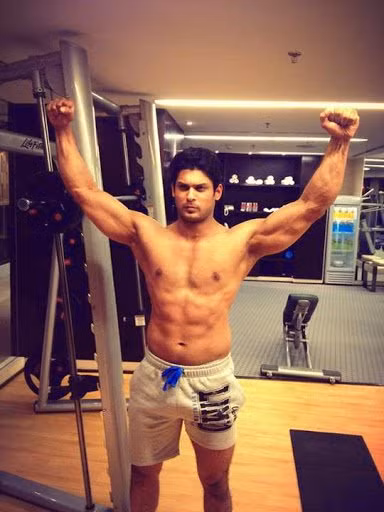 Tài tử Bollywood sở hữu chiều cao 1m88. Trong những shoot hình ngực trần, anh khiến fan nữ phải “đổ gục”.