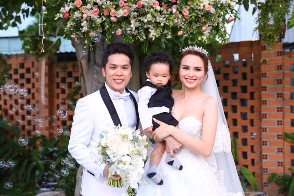 Bé Noah trong vòng tay yêu thương của mẹ vào ngày cưới.