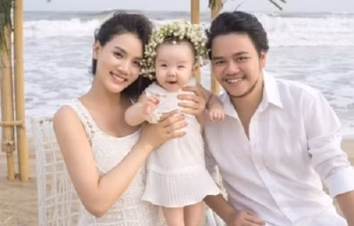 Trang Nhung và Hoàng Duy làm đám cưới chính thức với sự có mặt của con gái đầu lòng.
