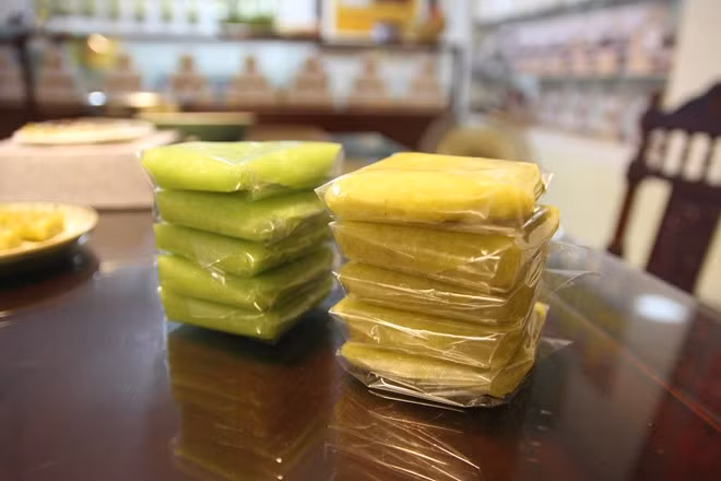 Màu sắc của bánh thường vàng và nhạt hơn (bên phải) so với loại bánh cốm thông thường (bên trái). Mùi vị cũng rất thanh, không quá ngọt nên không bị ngán. Ăn bánh rất dẻo, giữ nguyên được vị thơm đặc trưng của hạt cốm tươi.