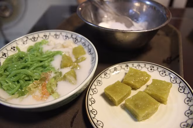 Ngoài ra, chủ nhân đời thứ ba của tiệm đã sáng tạo ra nhiều món mới dựa trên nguyên liệu chủ đạo là bánh cốm tươi xào. Trong hình là món chè thái cốm xào duy nhất tại phố Hàng Than. Món chè ăn thanh mát và ngon hơn hẳn nhờ vị thơm và đặc trưng của bánh cốm.