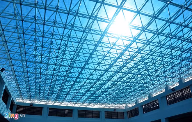 Kính cường lực vừa giảm nhiệt vừa tạo ánh sáng tự nhiên vào không gian bên trong chợ. Ngoài ra, xung quanh chợ có lắp hệ thống điều hòa thông gió thoáng mát.