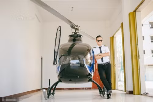 "Sau khi mua chiếc trực thăng này, nhiều người nghĩ tôi là một đại gia, một tay chơi. Nhưng thực tế không phải vậy, tôi cũng là một người bình thường và quyết định mua nó chỉ vì thực sự yêu thích", Đường Cự Quang nói.