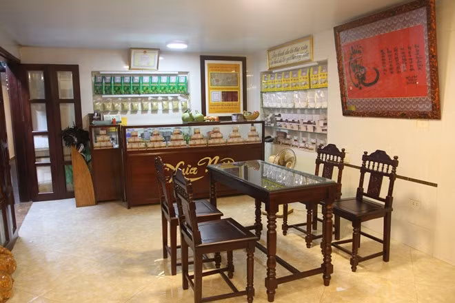 Đầu thế kỷ trước, hai cụ Nguyễn Đăng Sanh và Tô Thị Vĩnh mở một hiệu bánh cốm xào, bán kèm cả bánh gai mang tên Vĩnh Lộc. Nhờ vào vị ngon đặc biệt, tiệm bánh nhanh chóng thu hút rất đông khách vào thời điểm bấy giờ. Tiếng lành đồn xa, tiệm bánh không những thu hút cả khách trong nước mà còn được người Pháp lúc đó rất ưa thích.