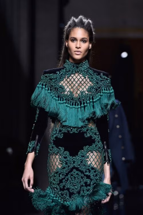 Balmain là một trong những NTK nổi tiếng với những bộ cánh mang tính chất hoàng tộc đầy xa xỉ, BST mới nhất của thương hiệu có nhiều bộ cánh tua rua vô cùng thời thượng và bắt mắt.