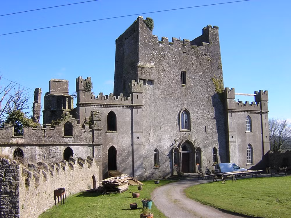 3. Lâu đài Leap (Ireland) Được tin là một trong những nơi bị ma ám đáng sợ nhất trên thế giới. Trước đây khi nó được tu sửa, những người công nhân đã phát hiện ra một hầm giam bí mật. Bên trong ngục tù đầy tối tăm đó, họ tìm thấy 3 xe ngựa chất đầy xác chết.