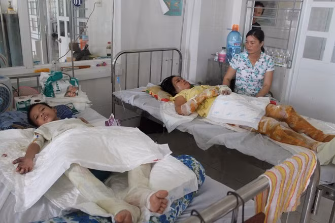 Bà Hồng và con trai út đang được điều trị ở Bệnh viện đa khoa Bình Định.